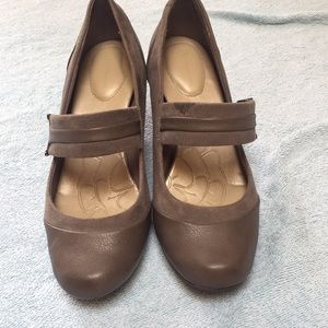 Gray pump with buckle. Leather/suede unique comfy!